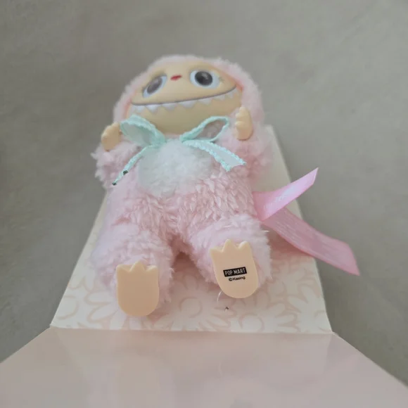 🩷Mokoko Close To Sweet Series Vinyl Plush Pendant with Pink Tag Version - Picture 8 of 10